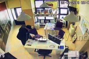 VIDEO: Laptop furat de la RIX, în plină zi