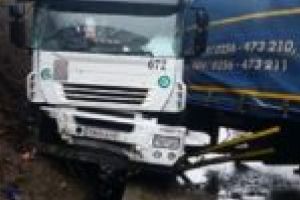 Trafic blocat pe DN6! Un TIR a intrat într-o stâncă de pe marginea drumului!