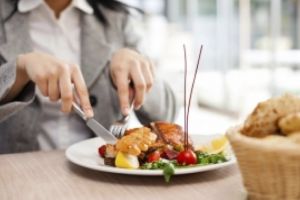 Ce trebuie să faci după masă pentru a-ţi accelera metabolismul