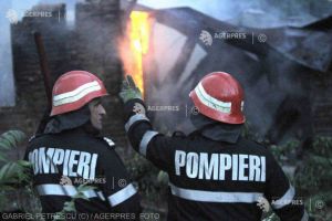Incendiu la o vilă din Buşteni. Sapte adulţi şi trei copii au fost evacuaţi