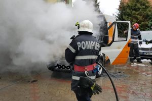 FOTOGALERIE. Autoutilitară cuprinsă de flăcări în curtea unui atelier