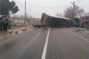 Accident spectaculos in judetul Constanta. Un tir s-a rasturnat peste o masina cu butelii la intrare in localitatea Crucea (galerie foto) 