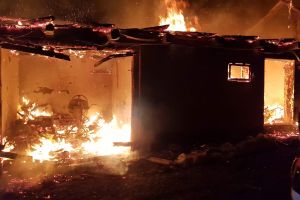 FOTOGALERIE. Incendiu de amploare în Certeze. O casă şi două maşini, cuprinse de flăcări