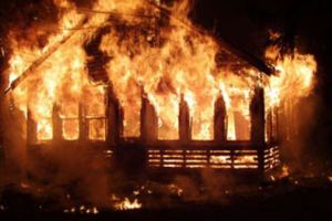 O casă construită din lemn, distrusă de un incendiu violent