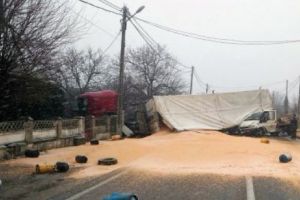 ACCIDENT PERICULOS la Constanţa.TIR RĂSTURNAT peste o maşină plină cu BUTELIIi