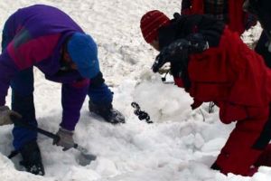 Gest impresionant al unei fetiţe de 8 ani, din Satu Mare. Şi-a donat economiile din puşculiţă salvamontiştilor din Cavnic