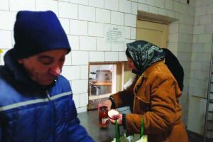 Cantina Socială din Alexandria are peste 350 de “musafiri” la masă în fiecare zi. Trei bucătari pregătesc hrana pentru cei nevoiaşi