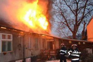 Incendiu puternic in Ploiesti, pe str. Motilor. Focul se extinde rapid. Intervin 6 autospeciale ISU