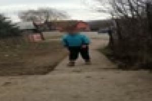 Tânără înjurată şi scuipată de romi la Floreşti; Au început să mă prindă de fund VIDEO