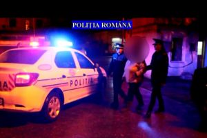 Femeie retinuta in Ploiesti. Politistii au gasit asupra ei 3000 de tigari netimbrate/ VIDEO