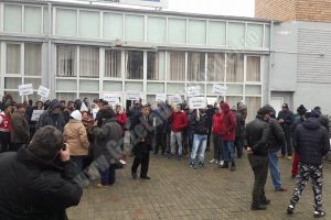 Protest la Partida Romilor Dâmboviţa! Romii vor demisia lui Moise Vasile „Deju” din fruntea organizaţiei