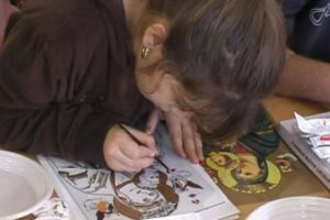 Elevii din Ploieşti învaţă să picteze icoane pe sticlă la Casa de Cultură