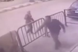 DRAMATIC! Un poliţist a prins în braţe un copil, care cădea de la etajul al treilea - VIDEO 
