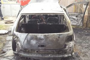 FOTO Maşină făcută scrum într-un garaj din Sibiu