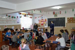 FOTO/ Proiectul „Școala Siguranţei Tedi”: Peste 500 de elevi din Alba vor primi informaţii utile pentru siguranţa lor