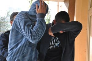 Bătrână tâlhărită de doi copii. I-au furat geanta din casă