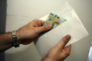 Doi bărbaţi au fost trimişi în judecată pentru că au încercat să mituiasca un poliţist