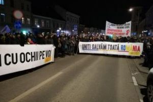 REVOLTĂ la Cluj. Oamenii au blocat B-dul Eroilor şi cer apărarea DNA - VIDEO