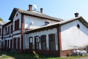 Şi şefii ceferiştilor mai poartă chipiu. Gările istorice din judeţ se prăbuşesc, dar CFR –ul cere bani grei oricui vrea să le imortalizeze
