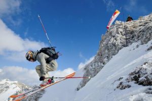 Adrenalină pe schiuri şi plăci de snowboard. Rideri din ţară şi străinătate participă la „Oslea Hiride”, la Uricani
