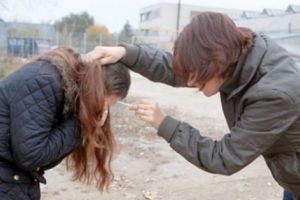 Un nou caz de violenţă în şcoală. O elevă de la „Decebal” a ajuns la spital după ce a fost bătută de un coleg de clasă