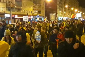VIDEO FOTO Sute de oameni în stradă la Sibiu. Protest pro Kovesi şi anti Tudorel & PSD