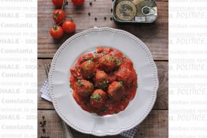 Chiftele de macrou in sos de rosii