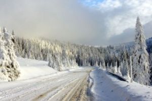 Circulatie rutiera in conditii de iarna, ninge in Pasul Prislop