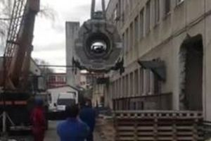 Vechiul RMN de la Spitalul Judeţean, scos cu macaraua. Noul RMN îi va lua locul, luna viitoare