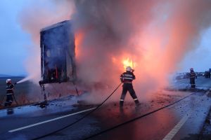 FOTOGALERIE. Remorca unui TIR, făcută scrum. Cum a izbucnit incendiul