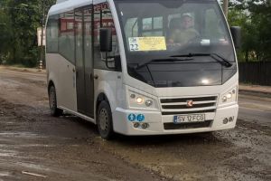 Suspecţii unui caz de furt, blocaţi în microbuz de un şofer TPL curajos