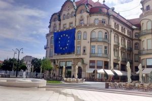 Un steag al Europei Unite va fi adus de la Bruxelles prin Oradea pentru fi înmânat premierului Dăncilă