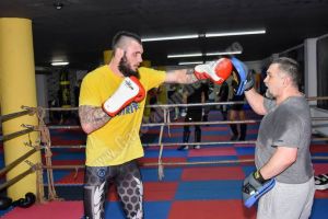 Antrenat de Doroftei, găeşteanul Cristian Ristea are şansa să devină campion mondial în ringul profesionist, pe reguli K-1