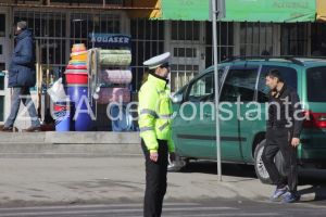 Constanta. Cersetori sanctionati de politistii locali. Au ramas si fara banii obtinuti din cersit