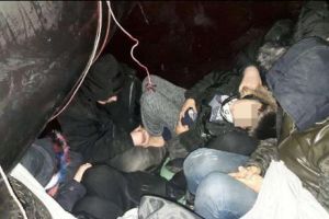 Migranţi ascunşi printre bagaje, într-o remorcă