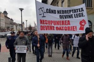 Clujenii ies din nou în stradă! Peste 200 de persoane protestează împotriva demiterii şefei DNA FOTO/VIDEO