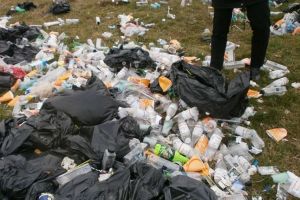 Se poate! Un organizator de evenimente a curatat gunoaiele aruncate, dupa ce a fost amendat 