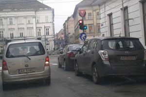 BLOCAŢI la SEMAFOR! „Se dau amenzi pe nedrept.” Ce se întâmplă în centrul Aradului (FOTO)