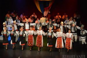 Cântecele neamului: Spectacol folcloric organizat de Uniunea Vatra Românească, dedicat Centenarului Marii Uniri