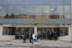 Casa Judeţeană de Pensii Bihor distribuie anul acesta aproape 60.000 bilete de tratament pentru pensionarii bolnavi, revoluţionari, veterani şi văduve de război
