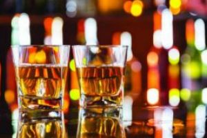 Politistii au confiscat alcool in valoare de 8.000 de lei si au suspendat activitatea unei societati comerciale din Targu Lapus