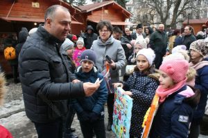 Târg de Dragobete. Elevii bistriţeni au vândut inimioare şi mărţişoare (FOTO)