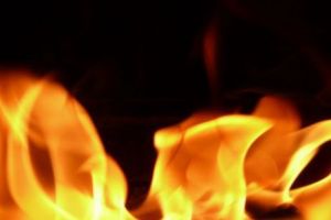 Un adolescent a turnat spirt pe brânza topită şi i-a dat foc. Experimentul l-a băgat în spital