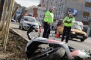 Accident rutier în centrul Reşiţei! Motociclist pus la pământ de un şofer neatent? [FOTO]