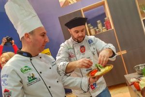 FOTO – Sibianul Marius Rafa, super succes cu preparatele gătite la Târgul de Turism al României