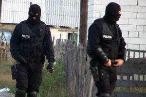 Mascaţii au descins în două sate din judeţ. Șase persoane reţinute