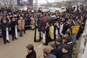 Şi pietrele au PLÂNS la înmormântarea părintelui ANTONIE! Tragedie fără margini în România (VIDEO)