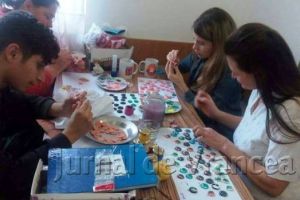 FOTO: Copiii instituţionalizaţi expun mărţişoare la Focşani Mall