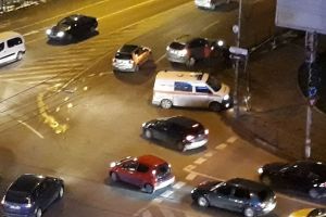 O şoferiţă a intrat cu SUV-ul într-o ambulanţă
