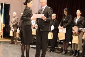 Consilierul judeţean Nadia Raţă, mesaj emoţionant pentru mama sa, premiată pentru peste patru decenii de activitate în Învăţământ